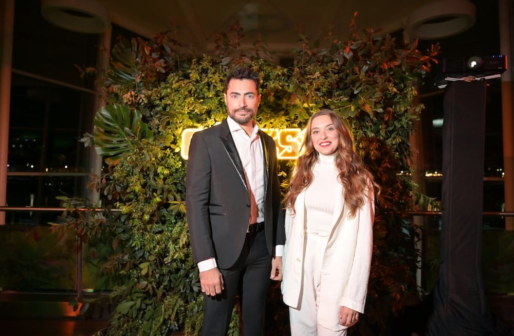 Los actores Carlo Porto y Juliana Boller, protagonistas de la producción brasilera que llega a la televisión nacional.