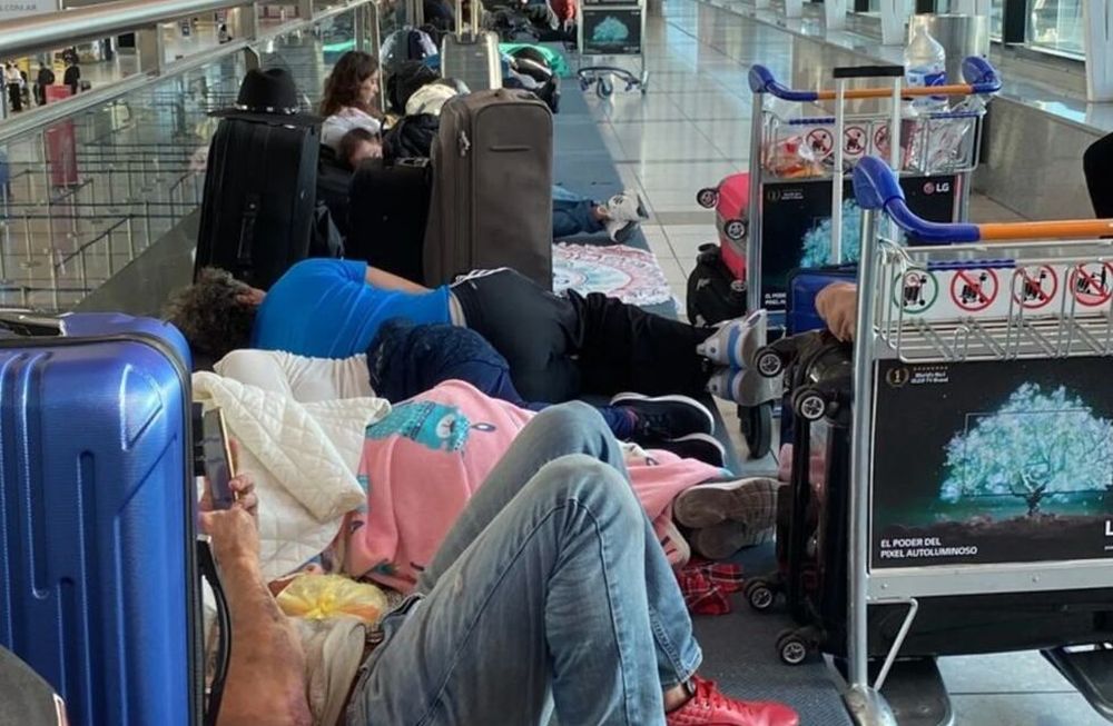 Pasajeros de Viva Air varados en Ezeiza - Foto Clarín