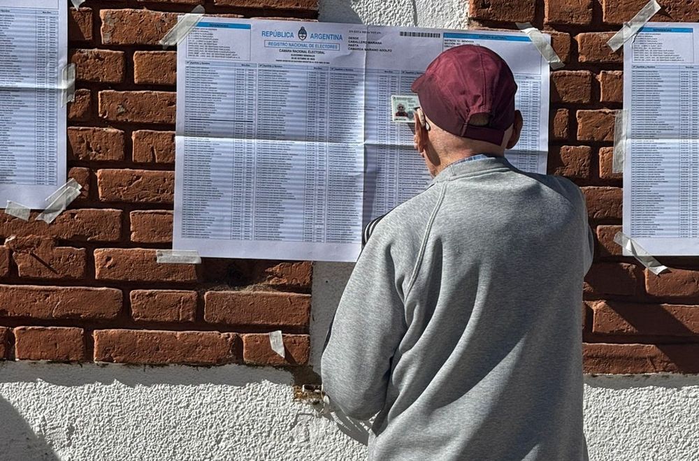 Elecciones 2025: un hombre chequea su identidad en el padrón