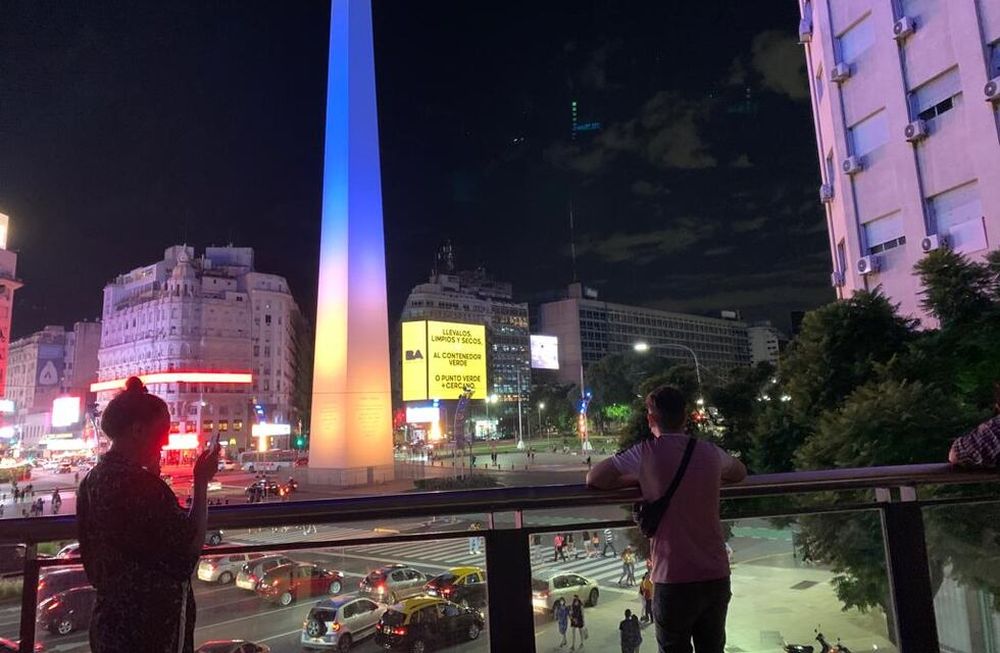 De esta manera la Ciudad de Buenos Aires expresó la solidaridad con el país de Europa del este invadido por la Federación Rusa. Se expresó el pedido de paz y el cese de las acciones hostiles de esta manera en diferentes partes del mundo.