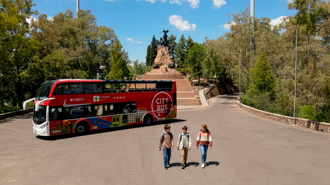 El programa se complementa con una sólida base de contenido histórico sobre Mendoza.