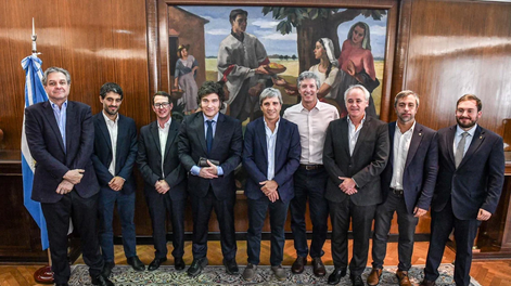 El Gobierno anunció que el 2025 terminó con superávit fiscal