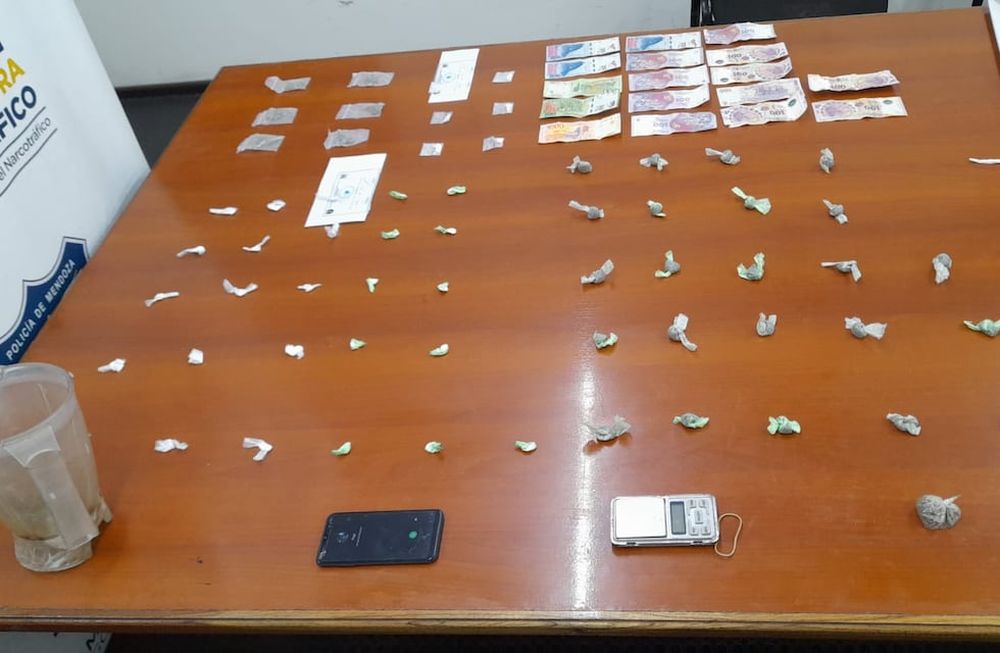 Un joven de 28 años quedó detenido luego de que los agentes le desbarataran un quisco de drogas en la Triple Frontera. - Gentileza / Ministerio de Seguridad.