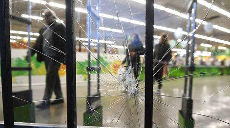 Vidrios rotos en la puerta de ingreso al local del supermercado Vea ubicado en calle Godoy Cruz casi Avellaneda de Guaymallén, donde un grupo de personas ingresaron e intentaron robar mercadería. Foto: José Gutiérrez / Los Andes