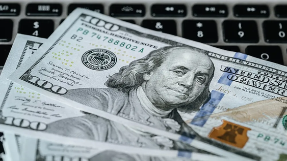 La competencia entre bancos ahora es por captar dólares: liquidez, apps y beneficios en moneda extranjera.