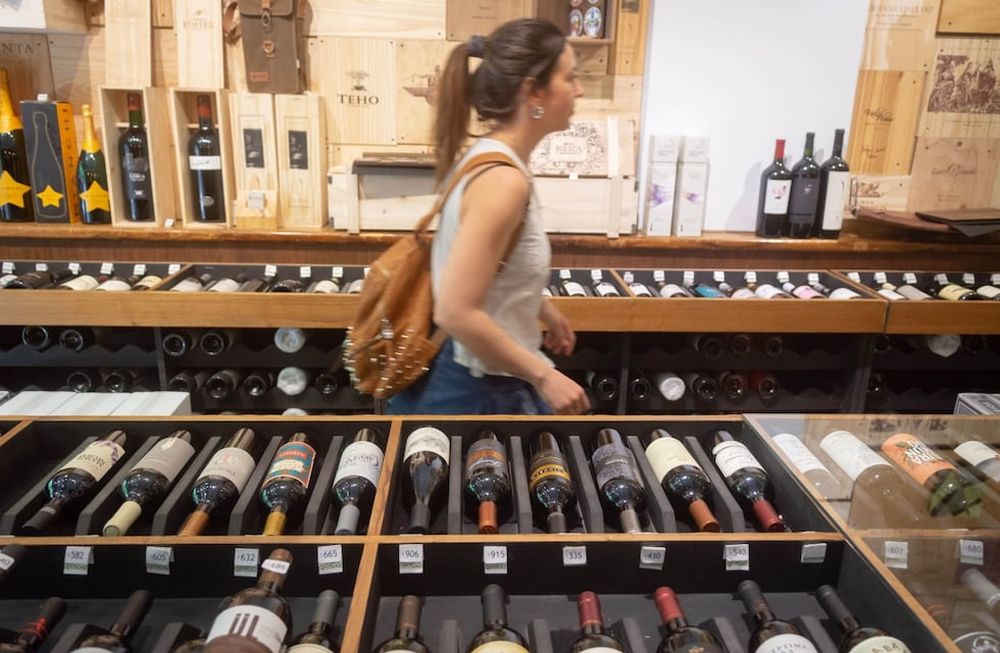Prohíben la venta de vino en 42 municipios de nueve provincias