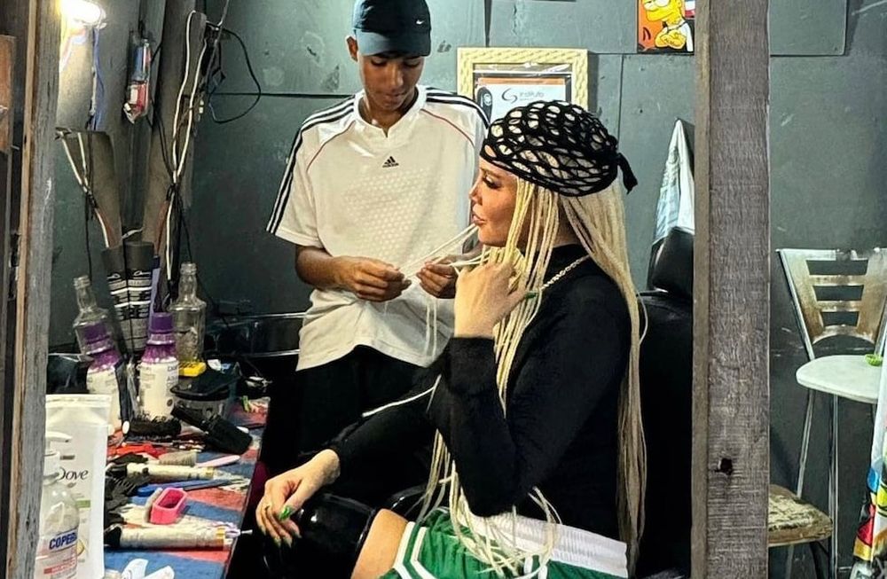 Wanda Nara apostó por el peinado furor de este verano para el videoclip de su nuevo tema.
