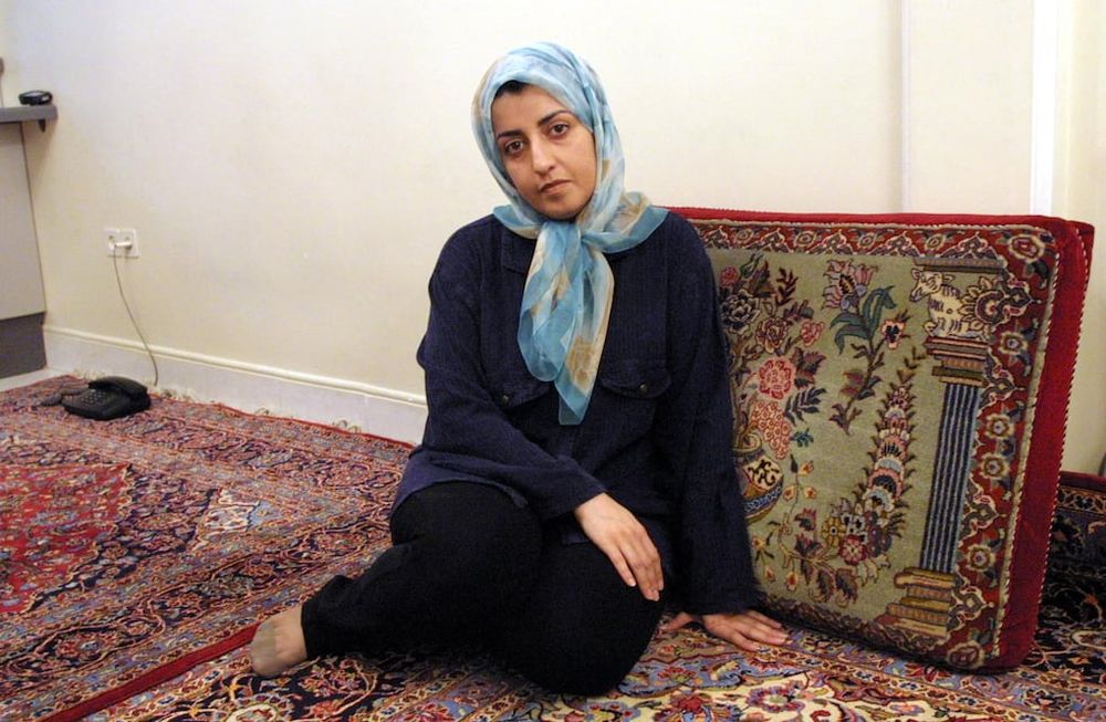 Narges Mohammadi, defensora iraní de los derechos de la mujer. La foto es de 2001. (Télam)