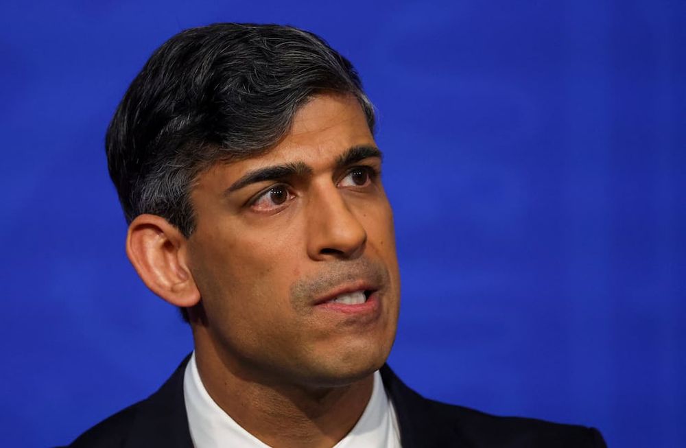 El primer ministro británico, Rishi Sunak, ofrece una conferencia de prensa en su residencia oficial en Downing Street, Londres, el 22 de abril de 2024. (Toby Melville/Pool Foto vía AP)