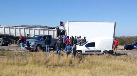 Uno de los camiones se quedó sin freno e impactó por atrás al otro. Dos personas quedaron atrapadas y luego rescatadas por bomberos y policía. Foto: Gentileza / El Cuco Digital