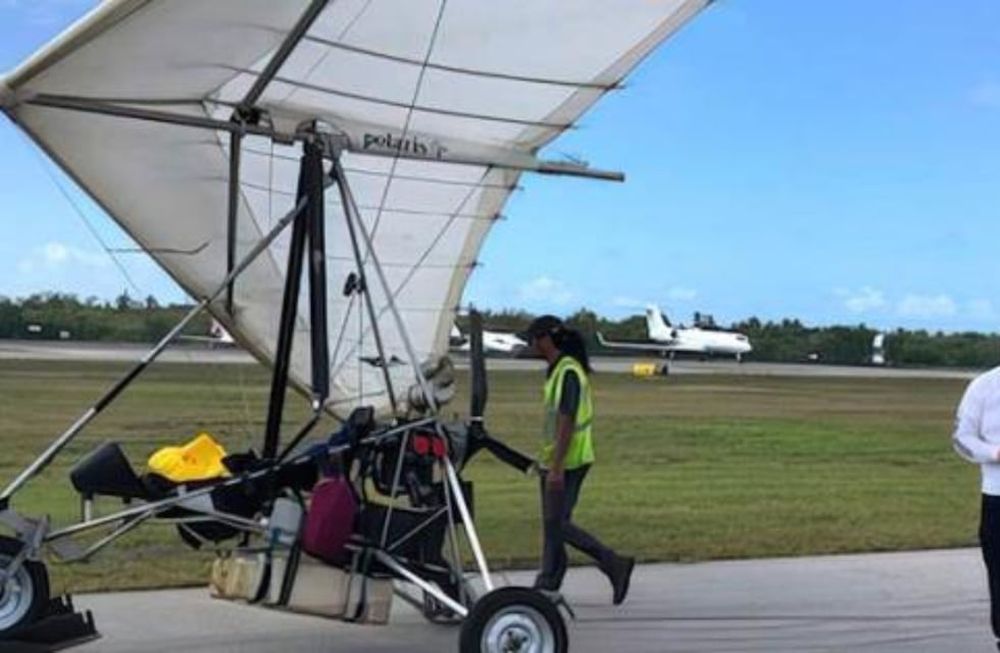 Dos migrantes cubanos utilizaron un ala delta motorizada para recorrer 145 kilómetros desde la isla a Key West. Gentileza: VPI TV.