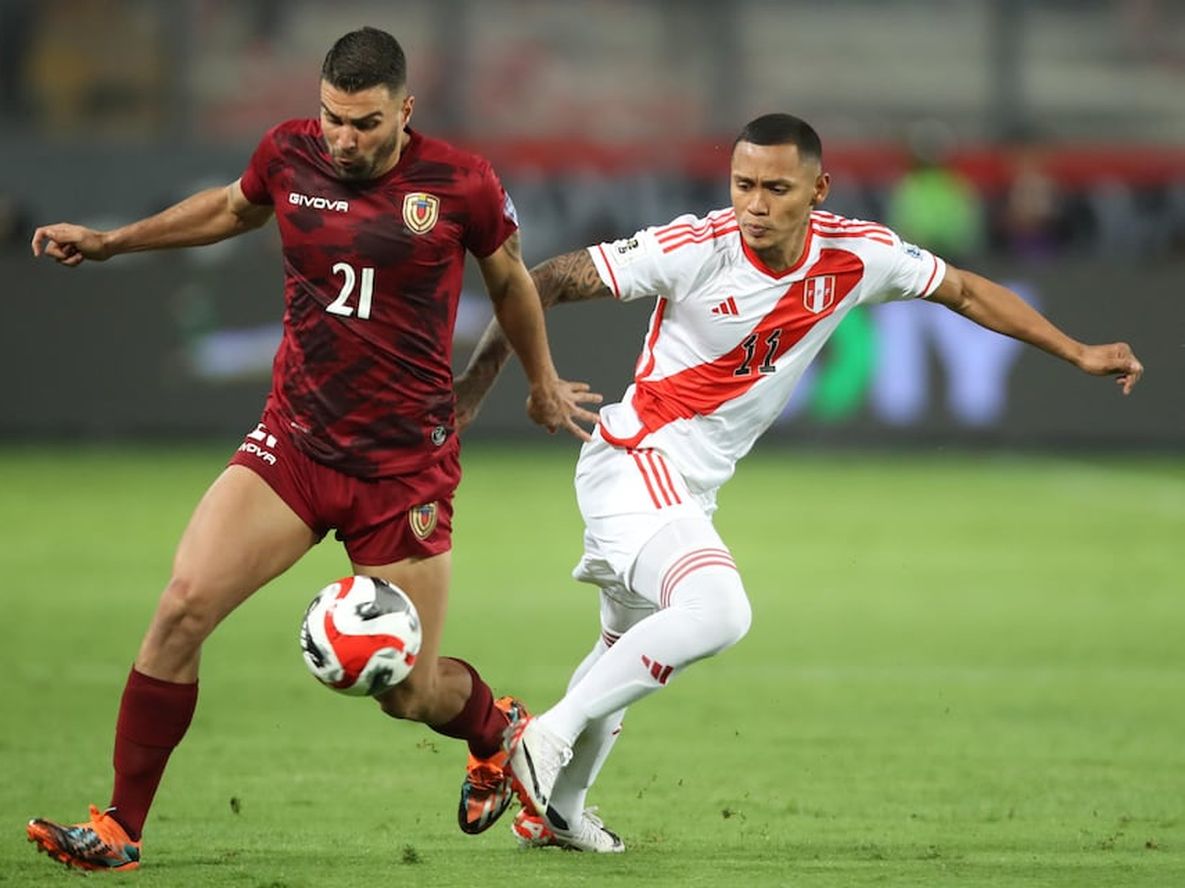 AMDEP3627. LIMA (PERÚ), 21/11/2023.- Bryan Reyna (d) de Perú disputa el balón con Alexander González de Venezuela hoy, en un partido de las eliminatorias para la Copa Mundo de Fútbol de 2026 en el estadio Nacional en Lima (Perú). EFE/ Paolo Aguilar AMDEP3627. LIMA (PERÚ), 21/11/2023.- Bryan Reyna (d) de Perú disputa el balón con Alexander González de Venezuela hoy, en un partido de las eliminatorias para la Copa Mundo de Fútbol de 2026 en el estadio Nacional en Lima (Perú). EFE/ Paolo Aguilar
