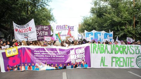 La multitudinaria movilización comenzó en el nudo vial de Zapata y Costanera, continuó la marcha hacia el centro mendocino y culminó en la plaza Independencia / Carina Staiti
