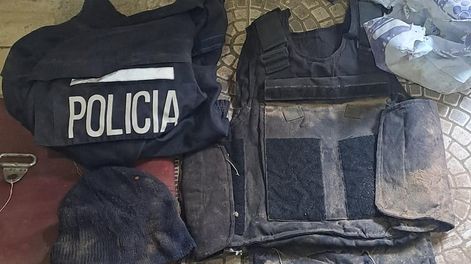 En Las Heras descubrieron que quemaban chalecos de Policía. | Foto: Ministerio de Seguridad y Justicia