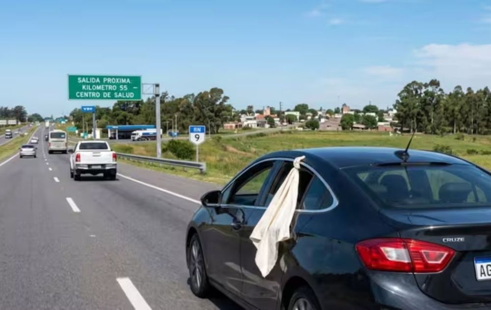 No conviene interpretar su presencia como una autorización para incumplir semáforos, límites de velocidad, prioridades u otras reglas.