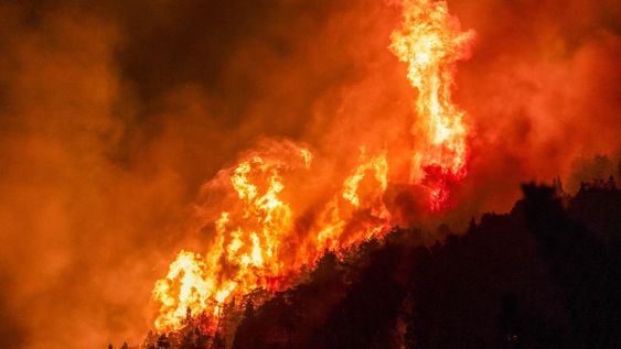 Fotografía que muestra los incendios forestales este miércoles, en el Hoyo provincia de Chubut (Argentina). Los incendios forestales en la Patagonia argentina se continuaron expandiéndose en las provincias de Chubut, Santa Cruz y Río Negro y han dejado ya un saldo de más de 4000 hectáreas, según datos oficiales.