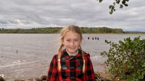 Una nena de ocho años encontró una espada vikinga milenaria en un lago de Suecia