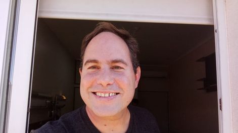 Los Andes | El periodista compartió una foto desde su estadía en el Hospital: Bañado , afeitado , perfumado y tomando aire desde la ventana. Pequeños detalles que hacen la diferencia.