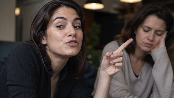 5 senales que suelen asociarse con un bajo coeficiente intelectual al relacionarse, segun la psicologia