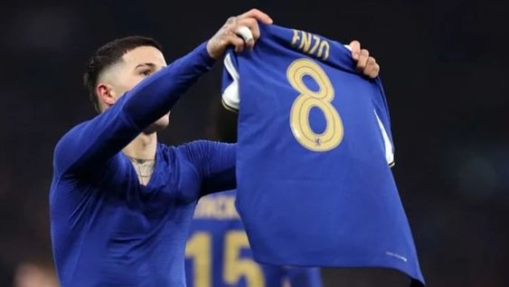 Enzo Fernández marcó un golazo de tiro libre y lo festejó de una manera muy particular en la victoria de Chelsea como visitante frente a Aston Villa por 3-1. / Gentileza.