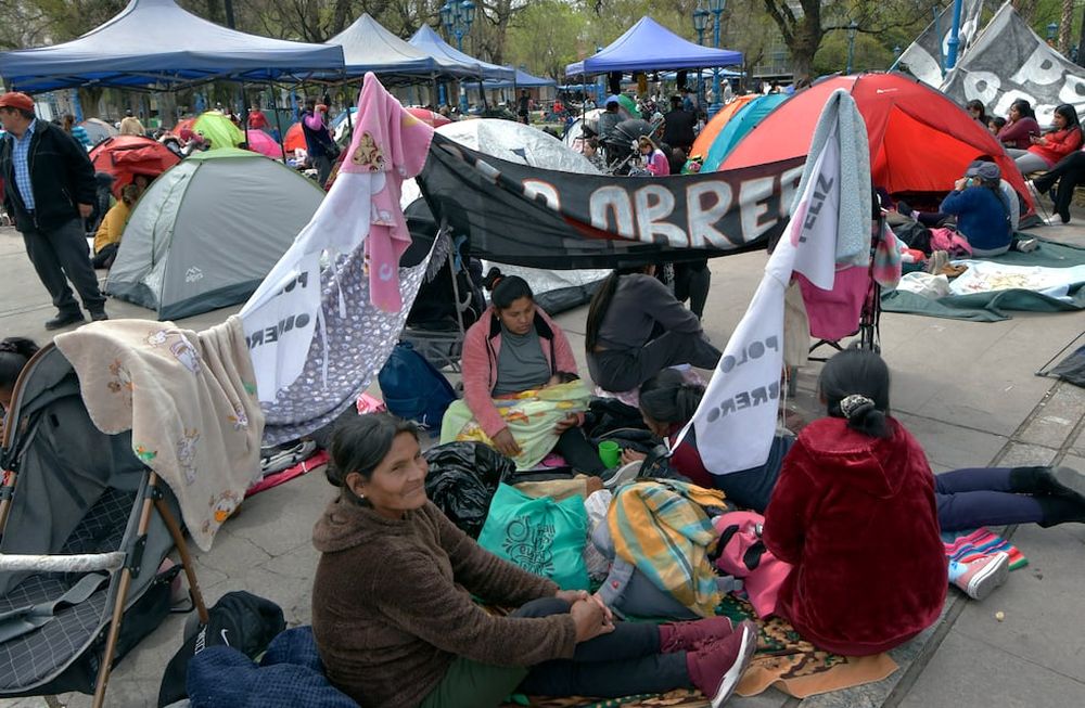 Cientos de manifestantes del Polo Obrero de Mendoza reclaman por aumentos en planes sociales y posibilidades de trabajo mientras acampan en la Plaza Independencia. A las 20 ya habían desalojado el espacio público. Foto: Orlando Pelichotti/ Los Andes