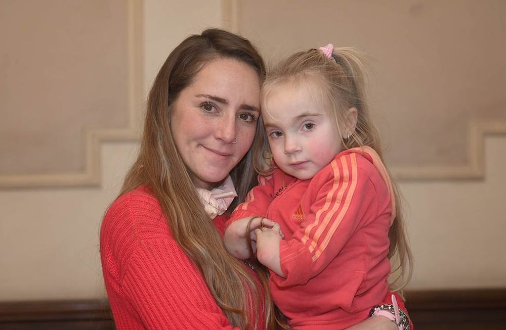 Juanita de 4 añitos ,padece de la enfermedad de agenesia de radio y mano bot, no tiene los huesos radiales en ambos brazos y tampoco los dedos pulgares y su mamá Ruth Dávila realiza colectas y campaña para poder realizarle la cirugíaJuanita con su mamá RuthFoto: José Gutierrez / Los Andes