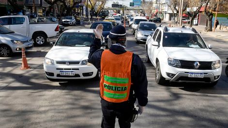 Por su función, los uniformados tienen un alto riesgo de contraer el virus. Luego se expande entre compañeros. Foto: Orlando Pelichotti / Los Andes