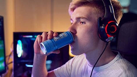 Bebidas energizantes y riesgos: advierten que el exceso y ciertas formas de consumo pueden derivar en arritmias, convulsiones, infartos y problemas de salud mental.