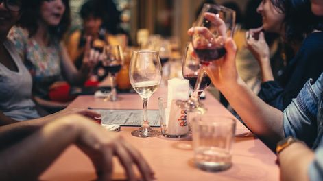 “Mezclar bebidas alcohólicas evita la resaca”, ¿mito o realidad?