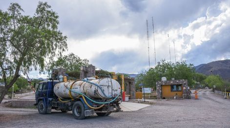 Los Andes | Un camión cisterna llega a uno de los barrios ubicados al oeste de El Challao.Foto: Mariana Villa / Los Andes