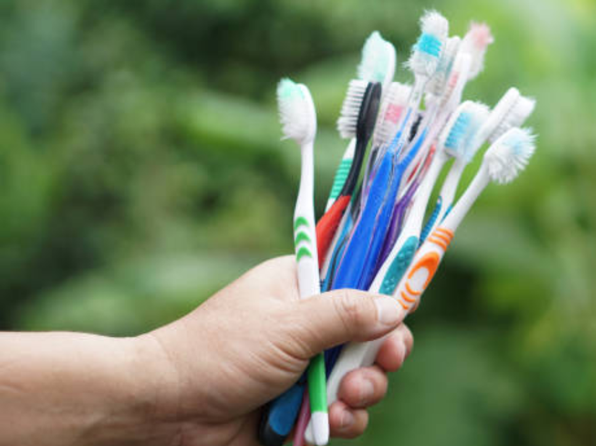 No solo para los dientes: el cepillo viejo sirve para pintar, limpiar calzado y hasta retocar el pelo.