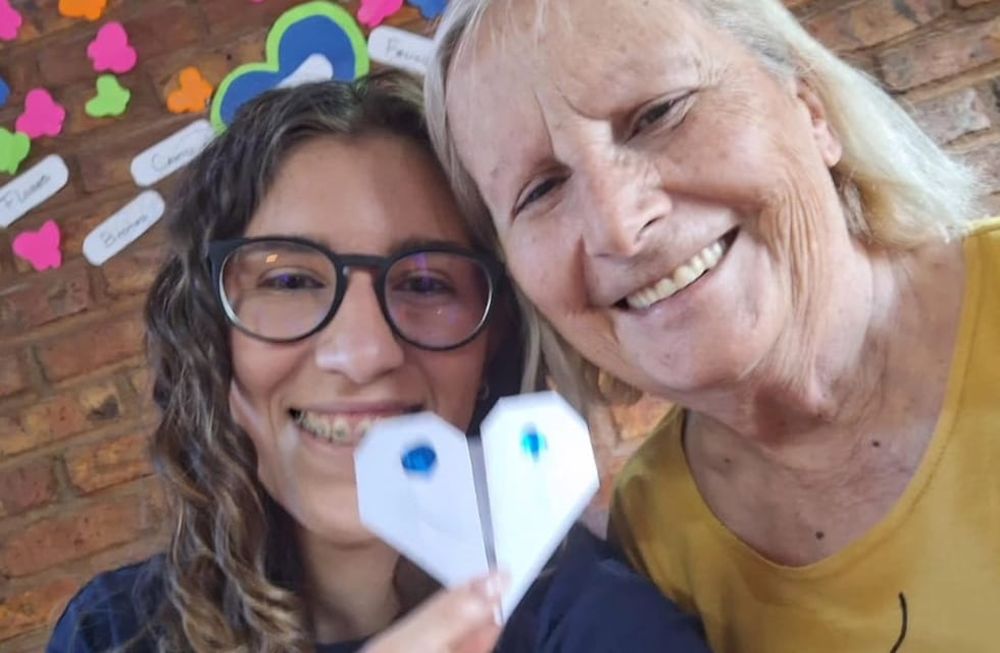 Para Julieta Minatti el voluntariado ha sido una especie de salvavidas, una terapia que la ayuda a salir de un cuadro complejo de salud mental.