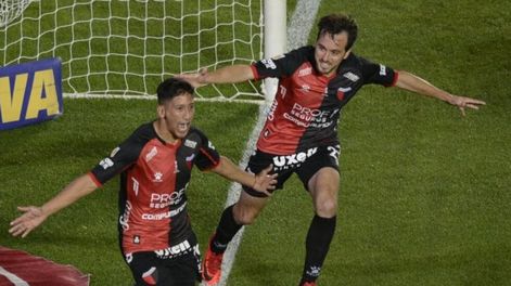 Colón de Santa Fe apabulló a Racing Club y se consagró campeón por primera vez en su historia.