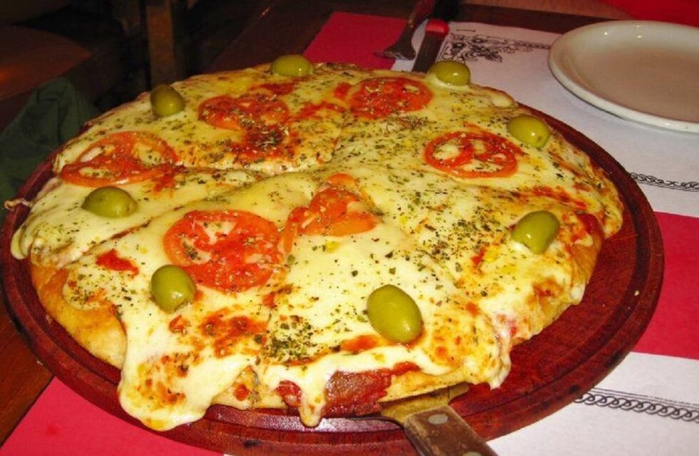 Detuvieron a un joven cocinero que escupió la pizza de un cliente en un restaurante