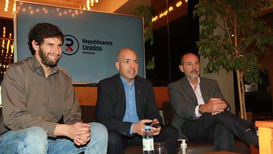 Mauro Causi, Sergio Miranda y Rodolfo Vargas Arizu en el lanzamiento del espacio Republicanos Unidos.