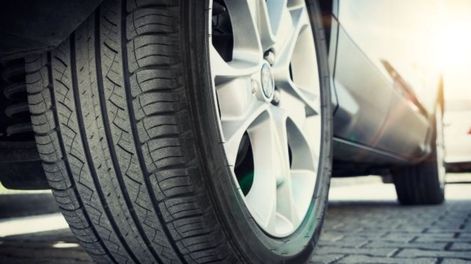 El estado de los neumáticos incide en la maniobra de los autos.