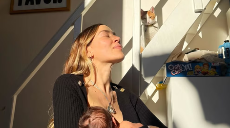 Jimena Barón junto a su hijo.