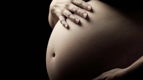 Según la resolución oficial, el objetivo es proteger la salud de la persona gestante y del niño por nacer mediante detección y tratamiento oportuno.