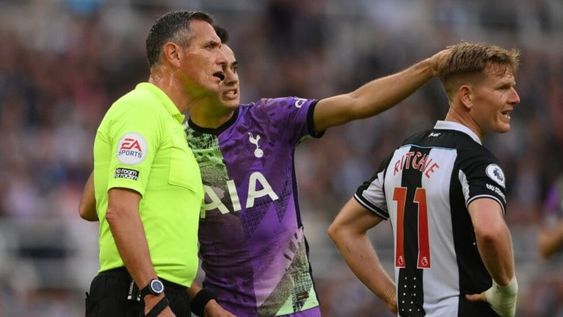 El héroe de la Premier League: Sergio Reguilón le avisa al árbitro del partido entre Newcastle y Tottenham lo que estaba ocurriendo en la tribuna.