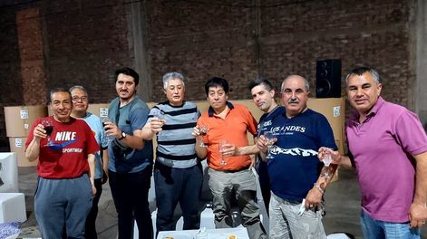 Un divertido grupo de canillitas brindó por su día.