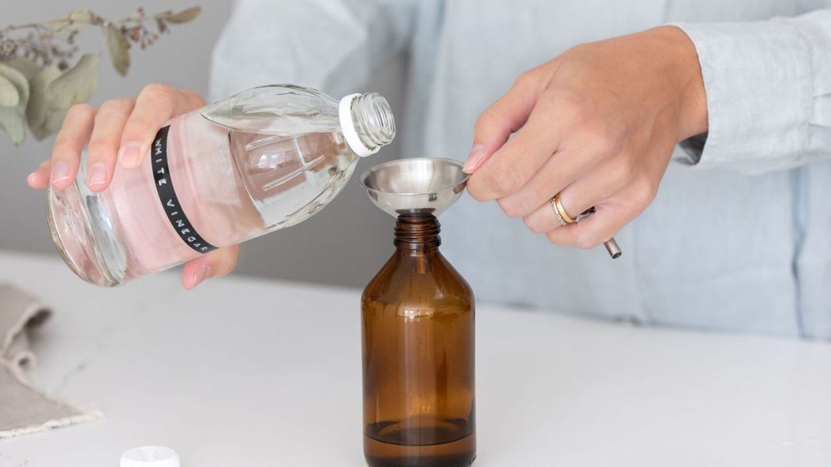 El vinagre de alcohol no lo tires, es lo que necesitas para mejorar la energía de tu casa durante el invierno