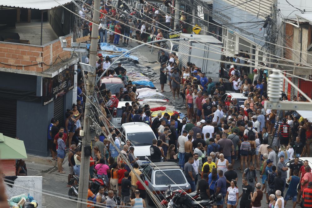 Los vecinos del complejo de favelas Penha, en Río de Janeiro, hallaron más de 50 cuerpos un día después del operativo policial más mortífero registrado en la historia de la ciudad.