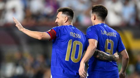 Los Andes | Lionel Messi, de la selección argentina, festeja con su compañero Julián Álvarez, en Landover, Maryland (AP Foto/Nick Wass)