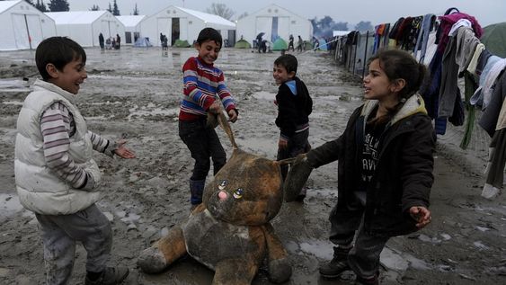 Niños refugiados en campamentos griegos. Gentileza / Público