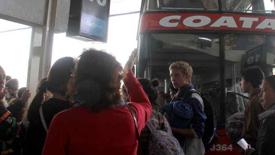 Un ómnibus rompió una rueda en plena ruta, el chófer continuó el viaje en otra unidad pero se olvidó a 18 pasajeros. / Imagen ilustrativa / Foto: La Voz