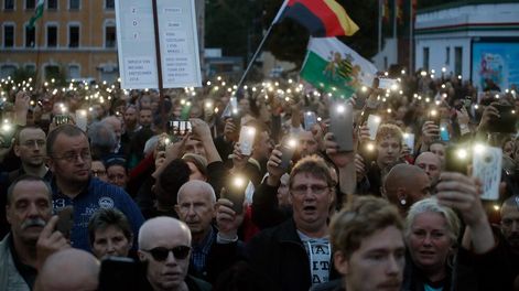 La extrema derecha de Alemania presiona y se moviliza contra Merkel