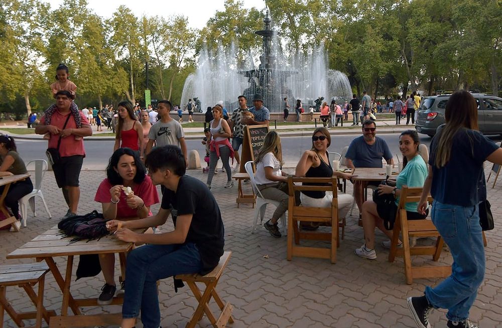 Seguirán los días de calor en Mendoza pero no tan altas como las del fin de semana. Foto: Orlando Pelichotti / Los Andes