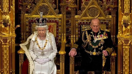 La Reina Isabel II, de 94 años, y su esposo Felipe, de 99, fueron vacunados contra el nuevo coronavirus