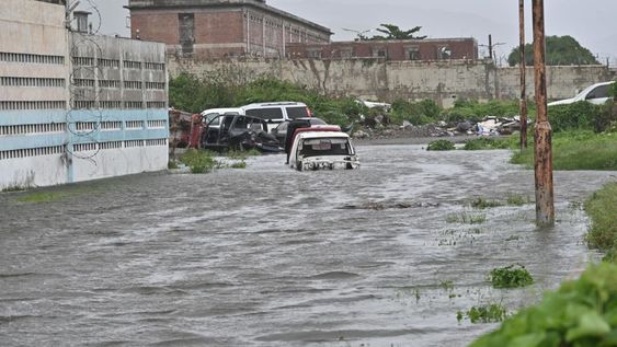 Fotografía de una calle inundada debido al paso del huracán Melissa este martes, en Kingston (Jamaica). El potente huracán Melissa tocó tierra en Jamaica con vientos máximos sostenidos cercanos a los 295 kilómetros por hora (185 millas), lluvias torrenciales y marejadas que amenazan con provocar inundaciones y daños catastróficos.&nbsp;