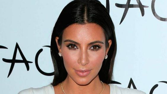 ¡Qué impresión! Kim Kardashian se decoloró las cejas y quedó...